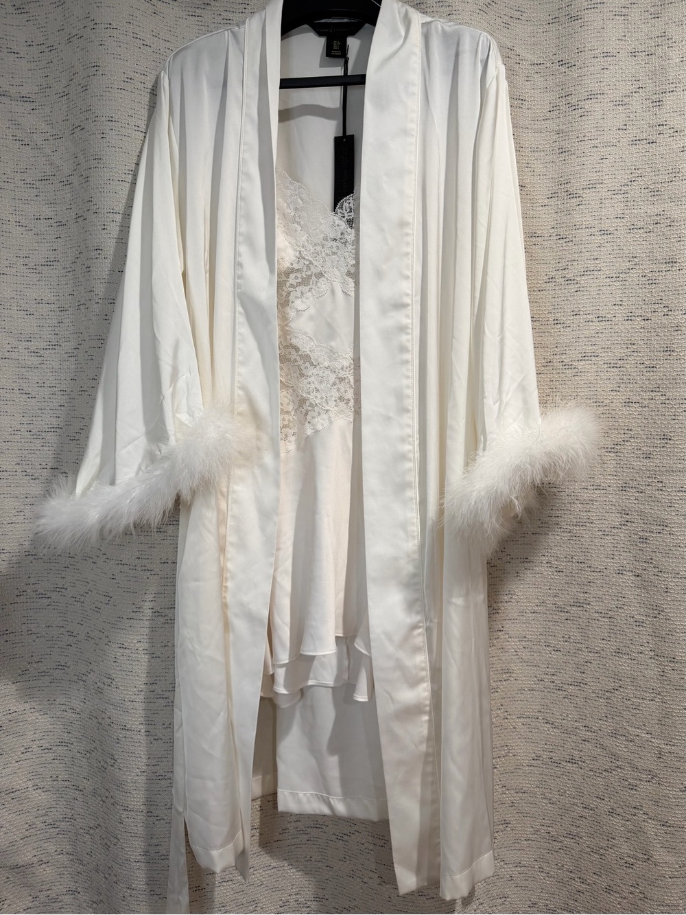 House of Harlow 1960 White Satin Feather Sleeve Robe - Picture 15 of 15